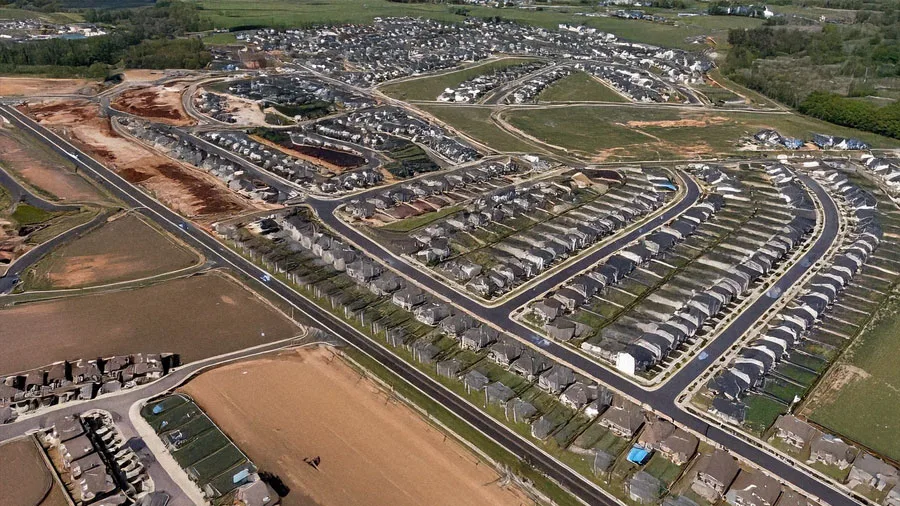 Vista aérea de un desarrollo urbano con calles y viviendas