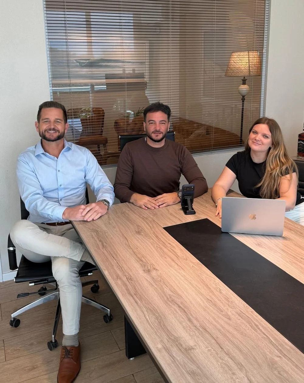 Lucas Chiavegato, Federico Ezequiel Fontan y Martina Ruibal Gowland reunidos en la oficina de Achia Group