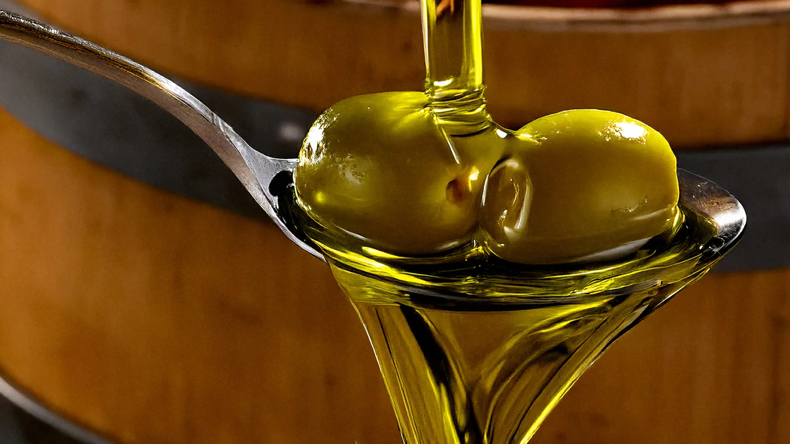 Aceite de oliva en una cuchara con aceitunas