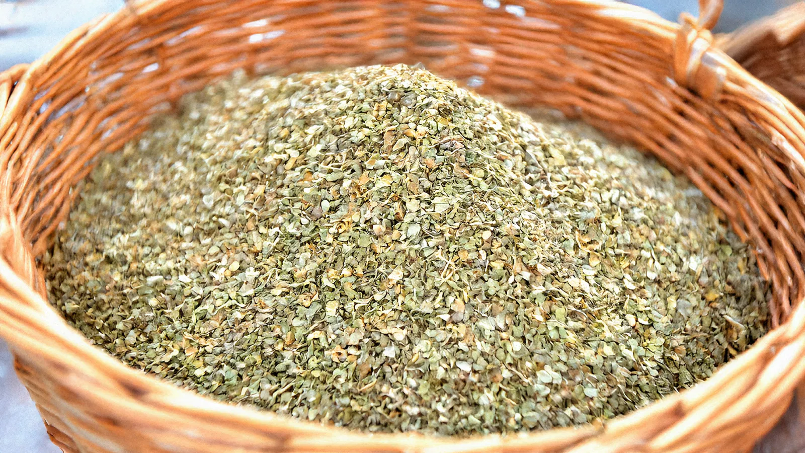 Orégano seco en una cesta