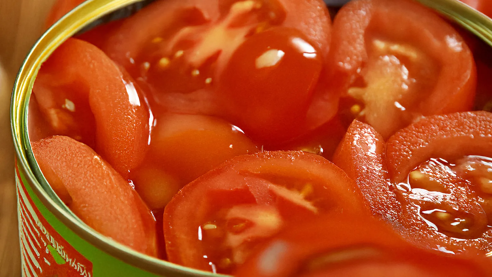 Tomates pelados en una lata abierta